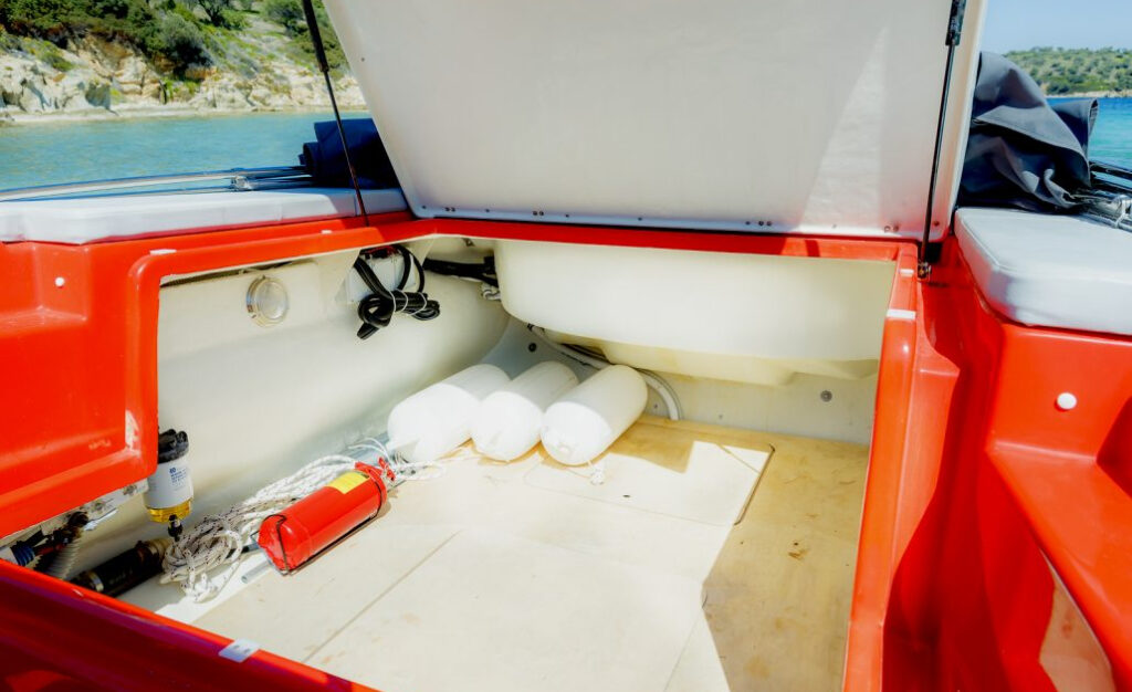 Dream-Swim-boats-for-rent-Skipper-8.50-inside-1030x688-1-1030x630